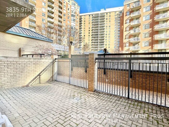 Building Photo - Sun-filled Ballston Condo- Huge Patio!