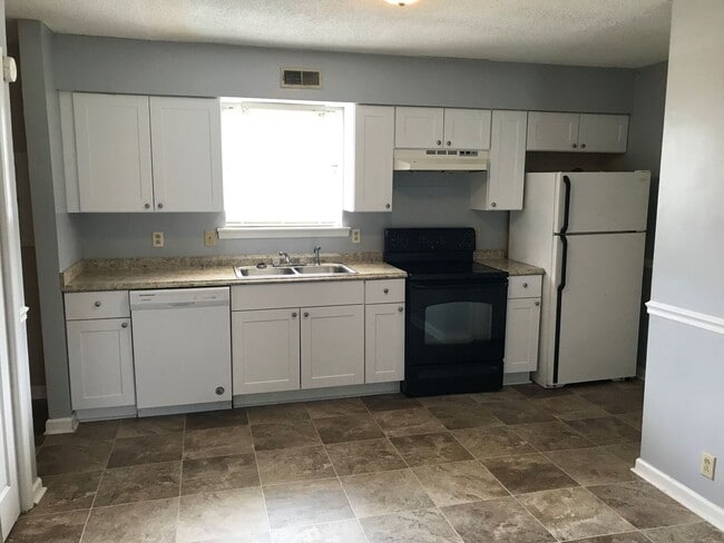 Building Photo - 2563 Carriage Dr