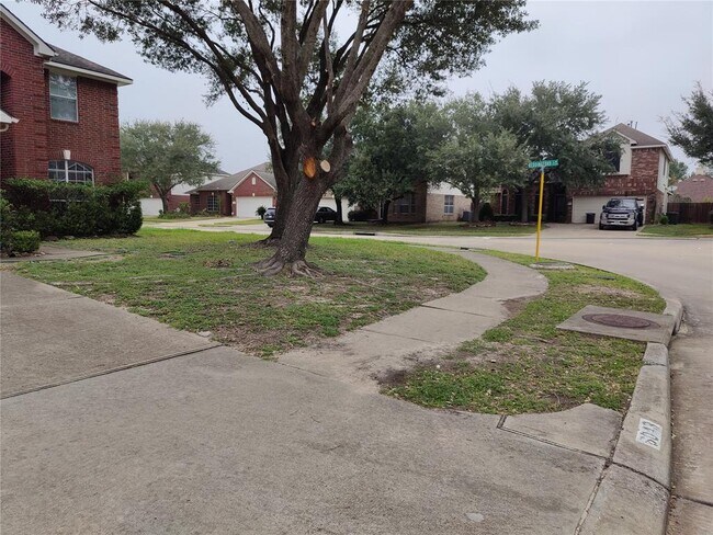 Foto del edificio - 6043 Heathmoor Ln