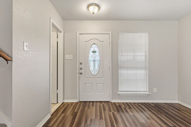 Foto del edificio - Spacious 2-Story with Loft, Fireplace & Covered Patio