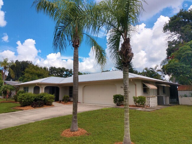 Building Photo - Seasonal Short-Term Single-Family Heated P...