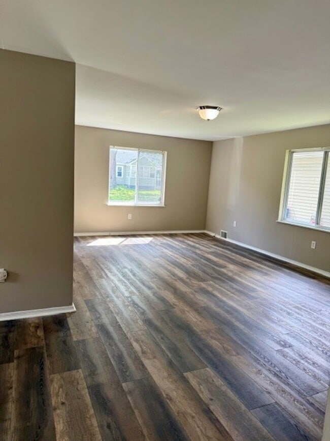Building Photo - NEW RENTAL! Available Now