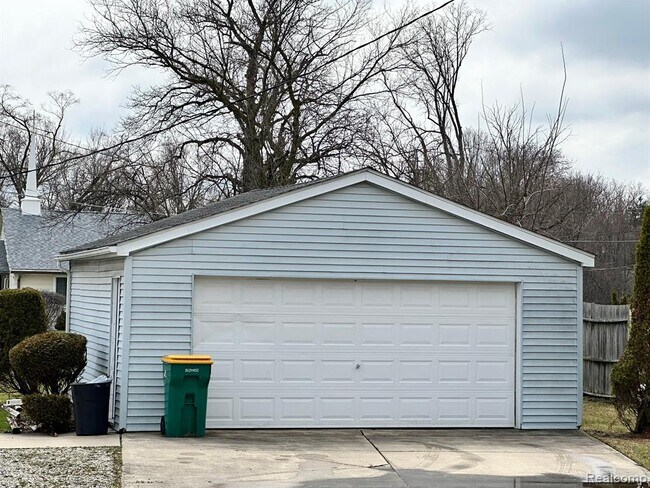 Building Photo - 23863 Middlebelt Rd
