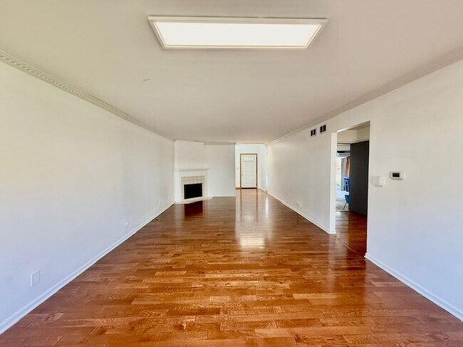 Foto del edificio - 4 bedroom in Naperville IL 60540