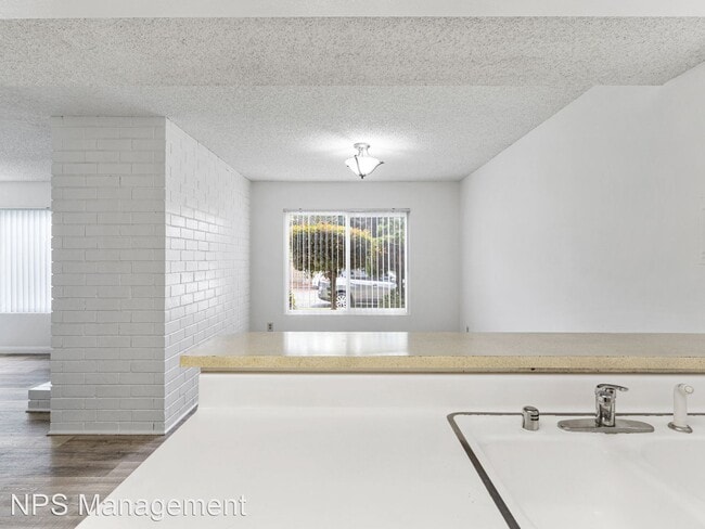 Building Photo - 3 br, 2.5 bath Apartment - 2059 West 157th...