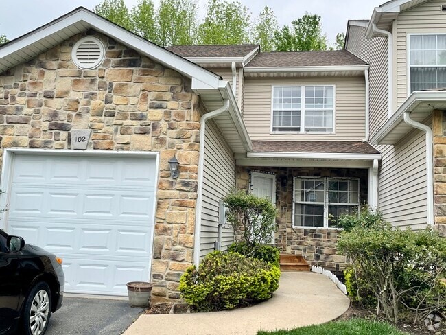 Building Photo - 102 Falcongate Dr