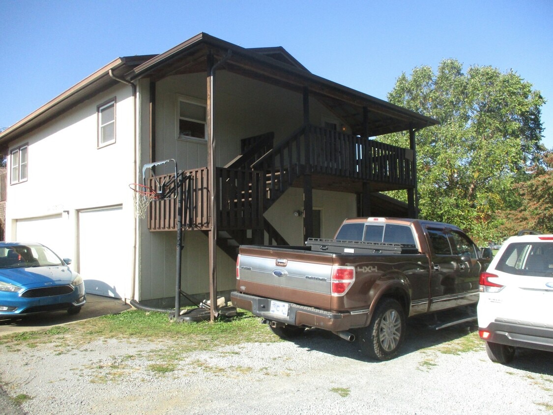Primary Photo - 100 Johnson Ave