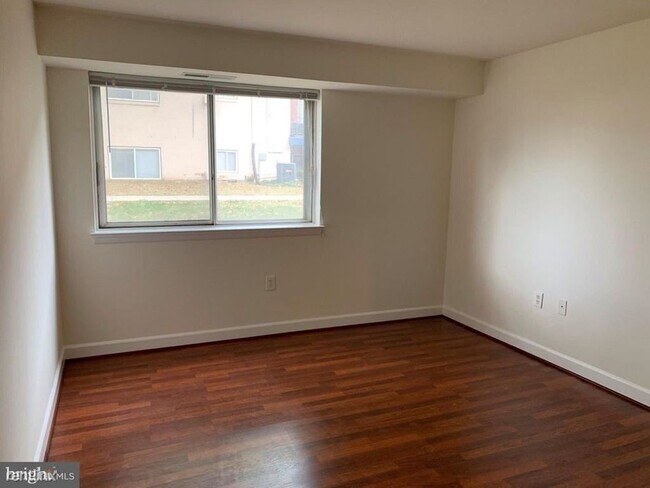 Foto del edificio - 11340 cherry hill rd