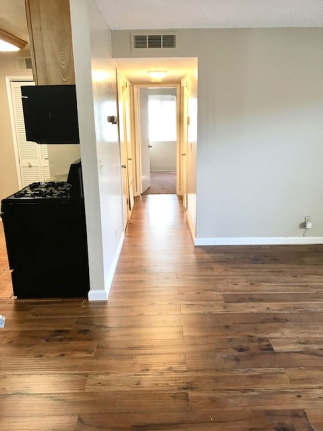 Building Photo - 2 bed 1 bath Lower Unit Condo in El Sobran...