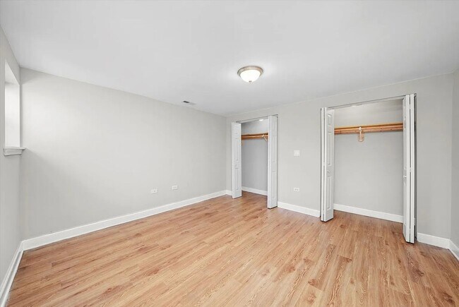 Foto del edificio - Charming 2BR Garden Unit in Bronzeville
