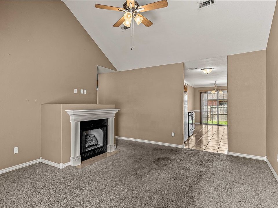 Building Photo - 945 Oak Xing