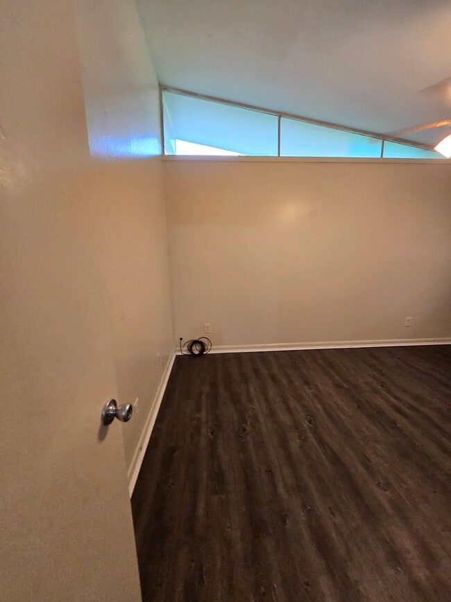 Building Photo - 3 bedroom 1.5 bathroom--Shady Grove Neighb...