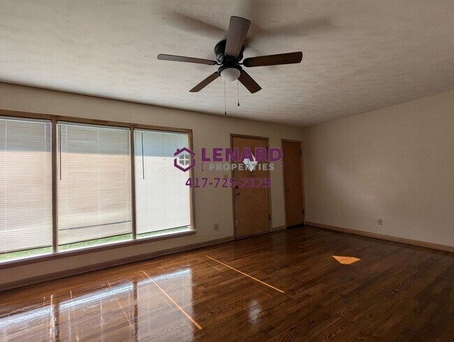 Building Photo - Beautiful 3 Bedroom House With Large Yard!
