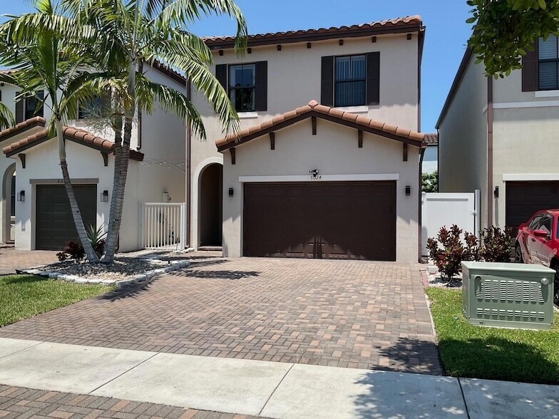 Foto principal - 6024 Pine Tree Way