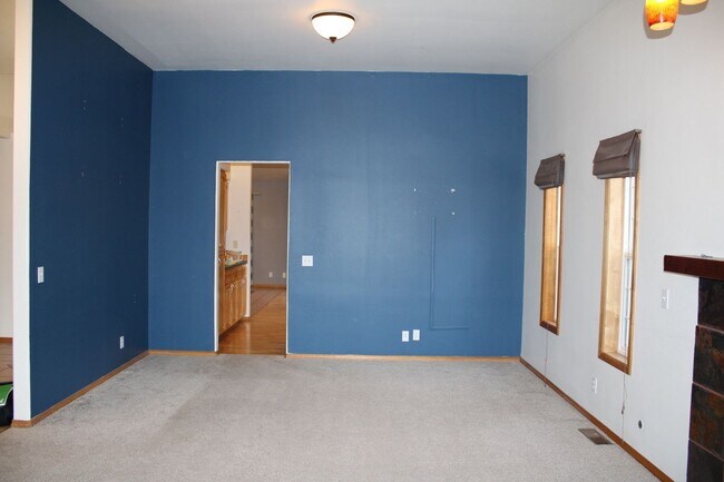 Building Photo - 3 Bedroom 2 Bath home with Fenced Yard