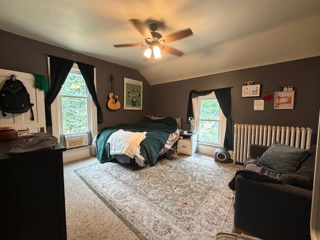 Foto del edificio - 3 bedroom 1 bath Apartment Available June 1st!! Massive bedrooms and a 5 minute walk to campus.