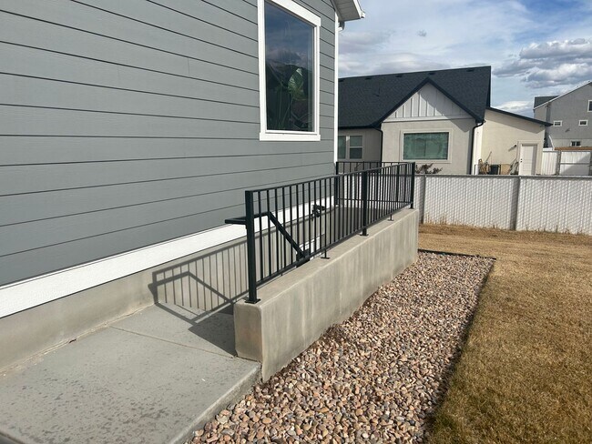 Foto del edificio - 3 Bedroom 2 Bathroom -Basement Apartment-Saddlebrook Dr. Santaquin