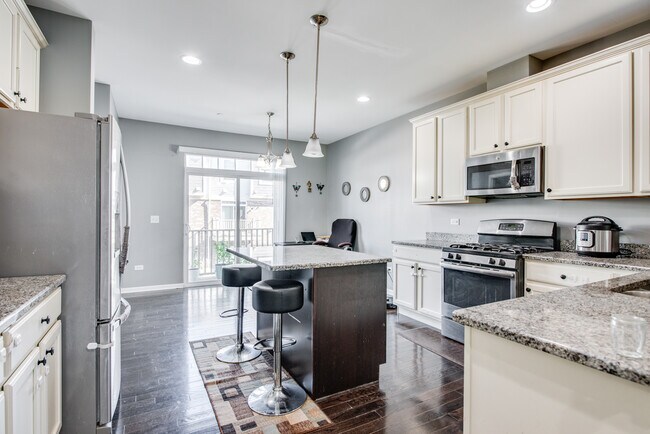 Building Photo - 2875 Henley Ln