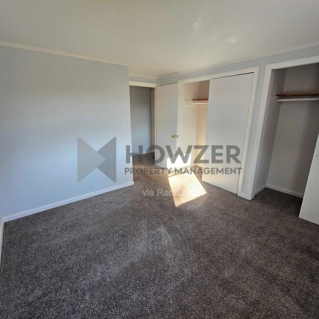 Building Photo - 560 W Main St