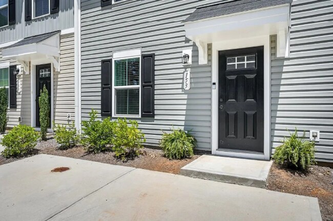 Building Photo - 153 Nicklaus Dr