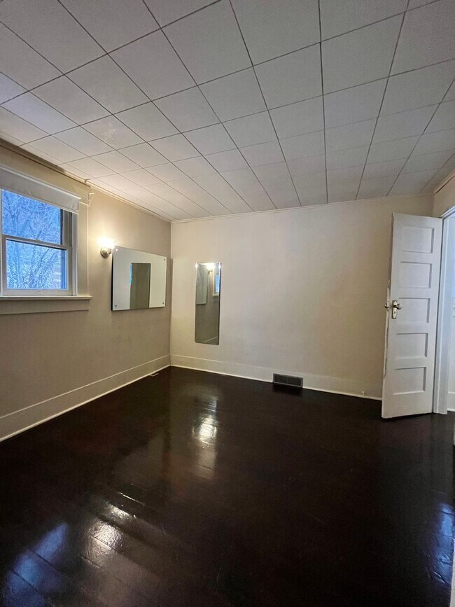 Building Photo - 3 bedroom, 1 bath house located in Wallace...