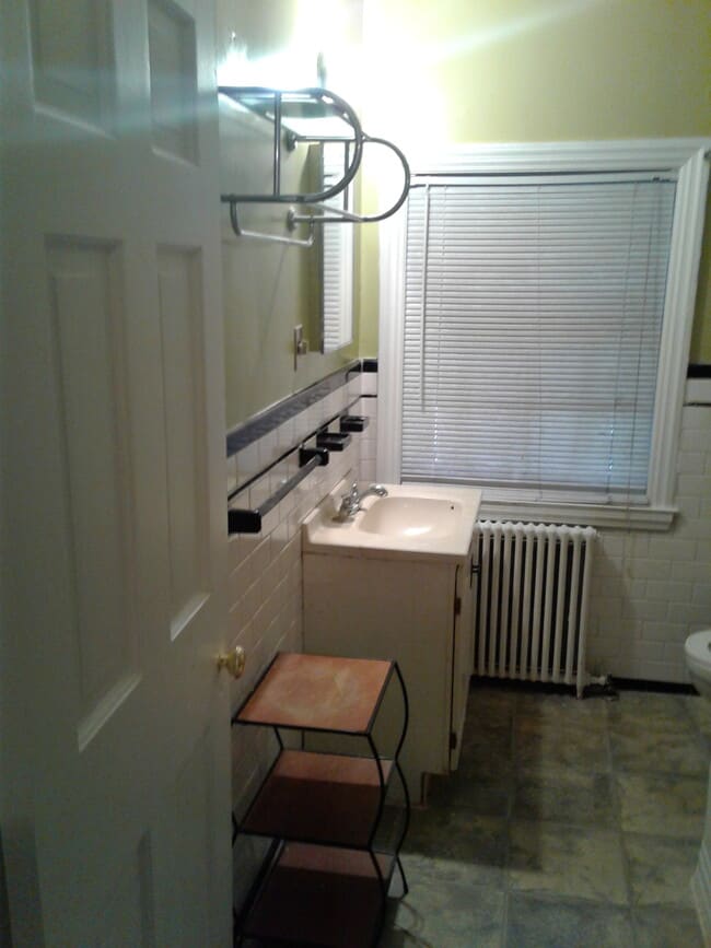 bathroom - 3021 Echodale Ave