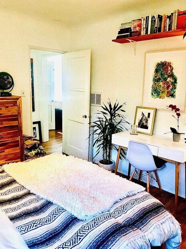 bedroom - 1402 Maple St