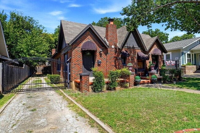 Photo - 1806 Clover Ln House