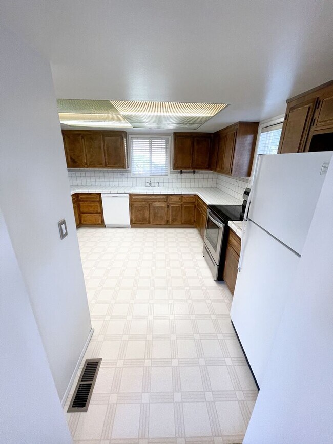 Foto del edificio - 3 Bedroom, 2 bath Spacious home in Moyina ...