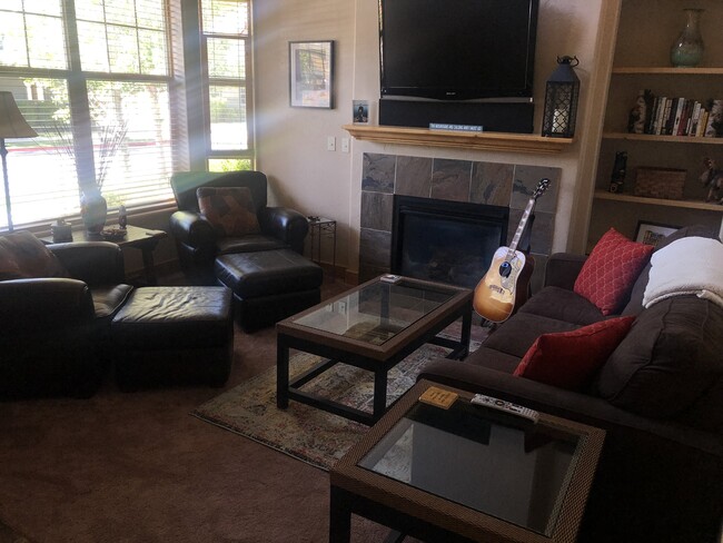 Foto del edificio - 6163 Fox Pointe Cir
