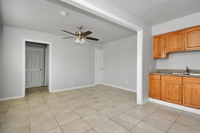 Foto del edificio - 8127 Colonial Ln