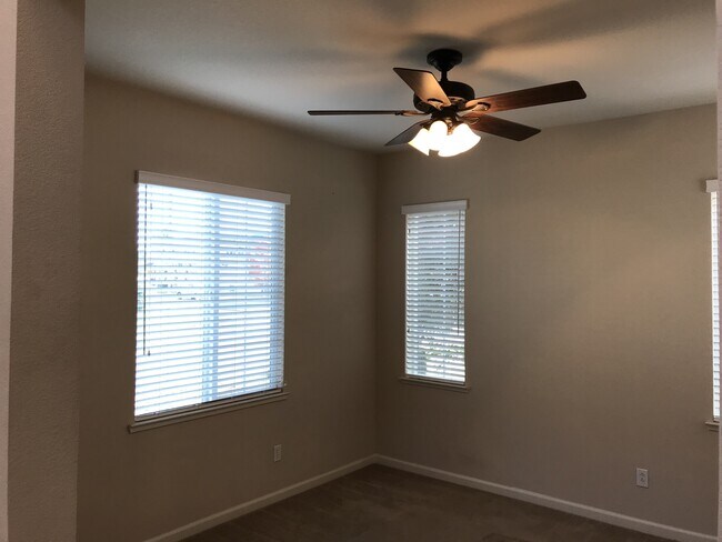 Foto del edificio - Two story in desirable north Turlock!