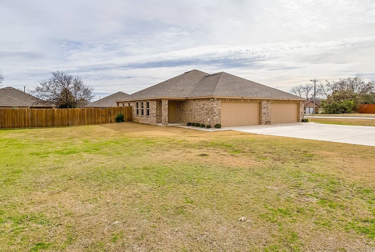 Primary Photo - 301 S Tarrant St