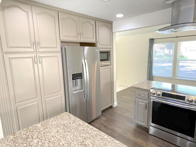 Building Photo - Beautiful Custom Home In Great Cul-De-Sac ...