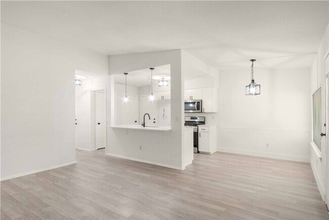 Building Photo - 4527 Creek Bend Dr, Austin, Texas 78744