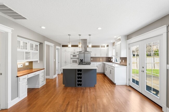 Foto del edificio - Bright & Modern Corner-Lot Living in Happy Valley