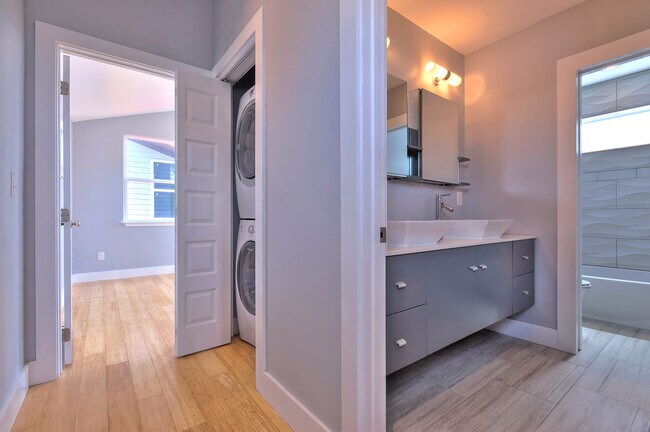 Lavadora/secadora en el piso superior junto al baño. - 3205 Gravier Street