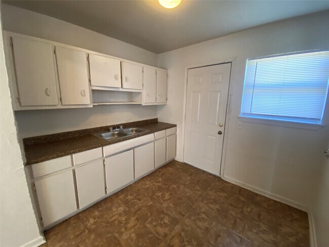 Foto del edificio - 4223 Rockingham St