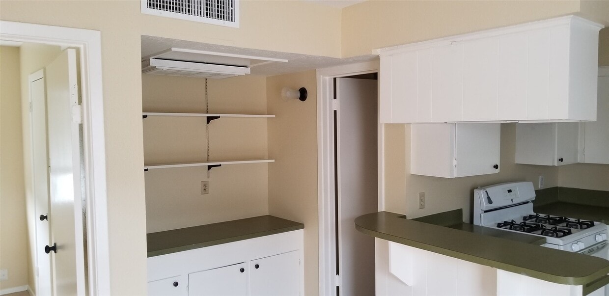 Building Photo - 2017 W Sidnor St