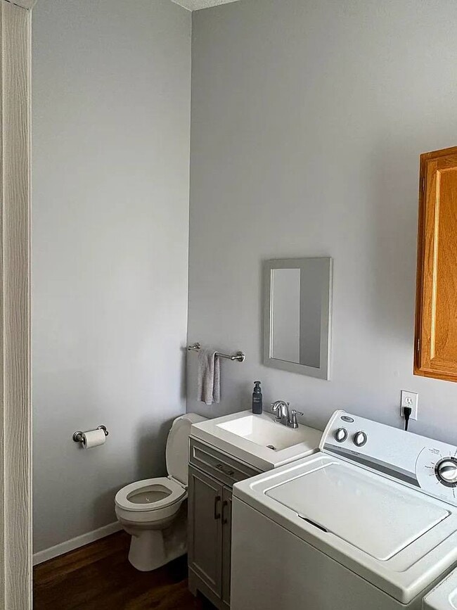 Building Photo - 5515 Pompano Dr