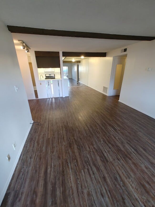 Building Photo - 3725 COUNTRY CLUB Dr