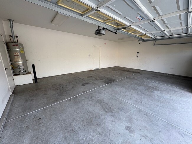 Building Photo - Spacious Tulare Home Available Now!