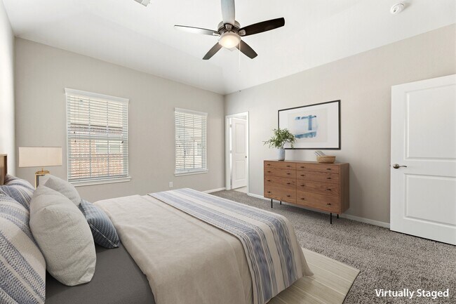 Dormitorio principal con techo abovedado (Plano 3301) - Villas at Kings Harbor
