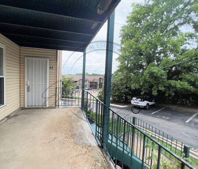Foto del edificio - Two Bedroom Spacious Second-Floor Apartmen...