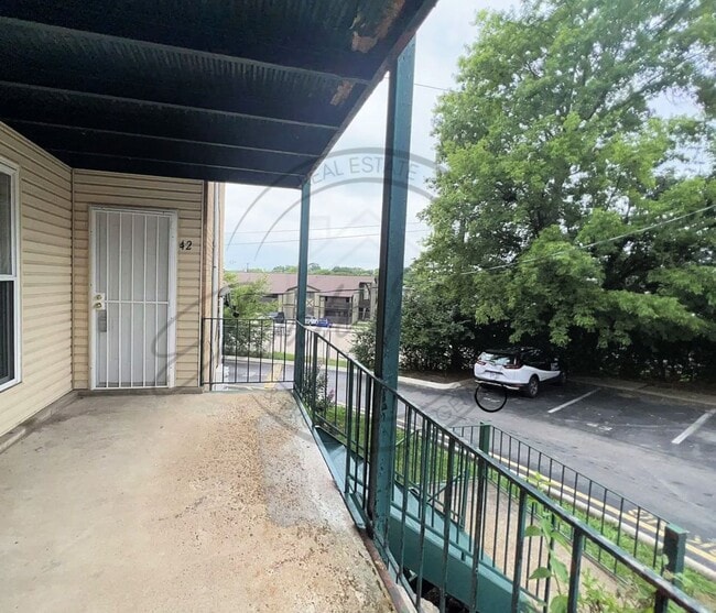 Building Photo - Two Bedroom Spacious Second-Floor Apartment with Modern Comforts Including Washer and Dryer!!