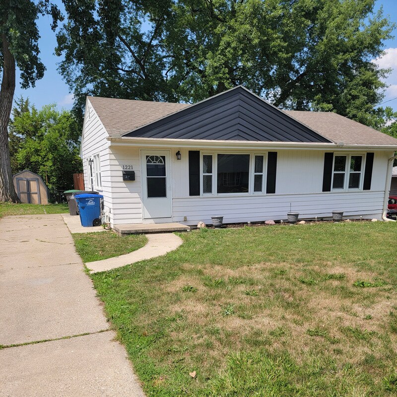 1221 Southlawn Dr, Des Moines, IA 50315 House for Rent in Des Moines