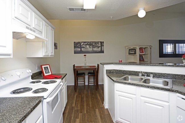 2HAB, 2BA - 1038SF - COCINA - Treymore at McKinney