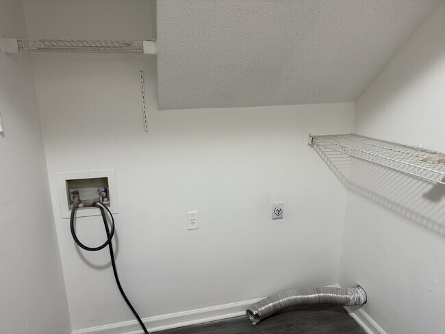 Foto del edificio - 888 Timbercrest Ct