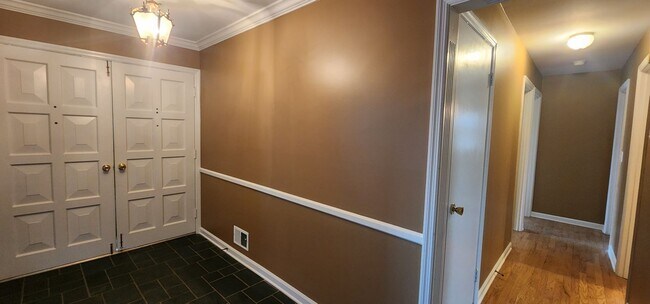 Foto del edificio - FRESH Paint!  Sprawling, Hurstbourne Ranch with Basement!  3 Bedrooms, 3 Full Baths, Hardwood Flo...
