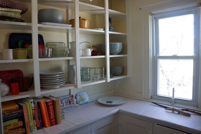 Foto del edificio - 2 Bedroom 2nd Floor Apartment South Wedge ...